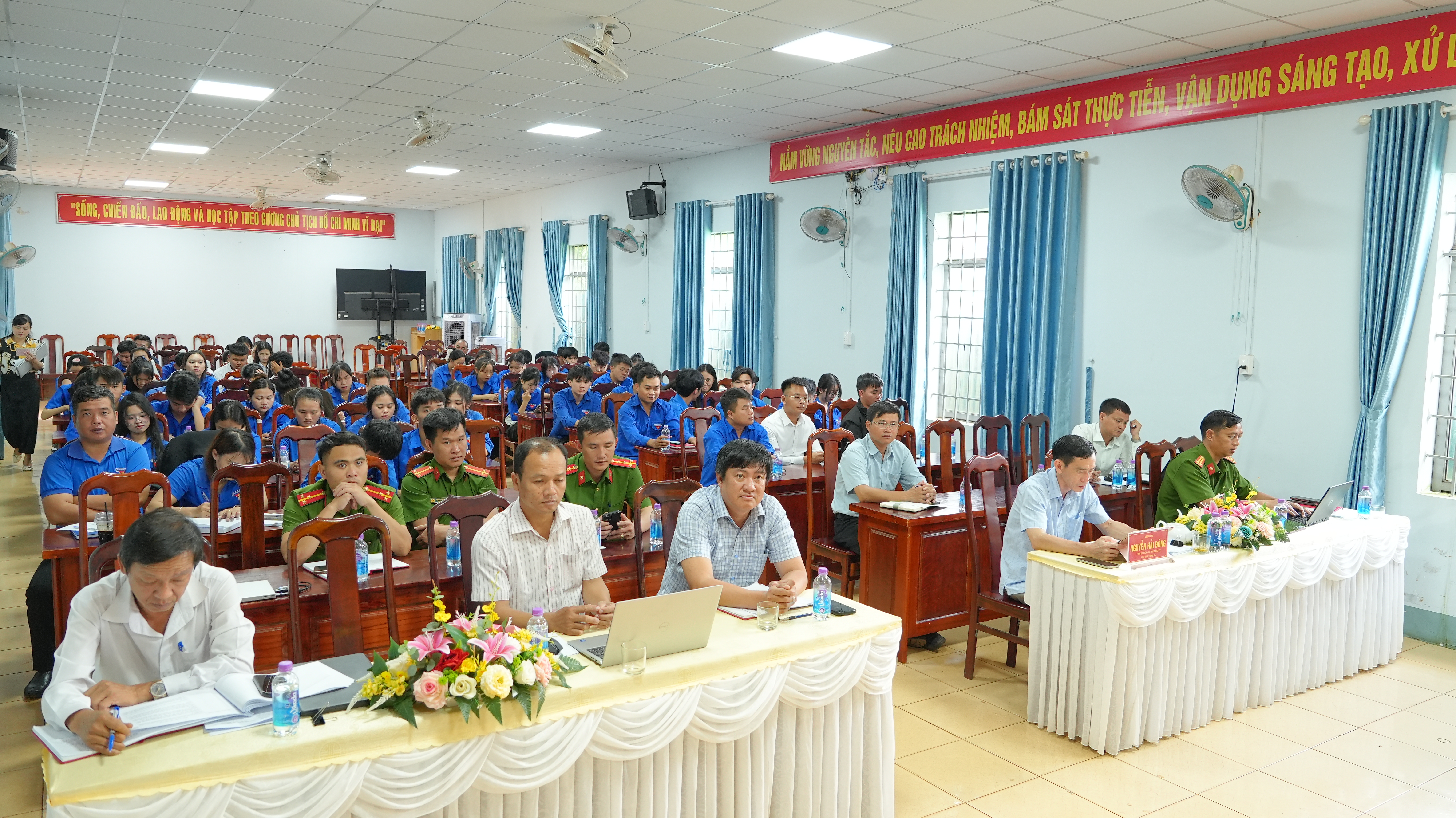 LÃNH ĐẠO UBND XÃ PƠNG DRANG ĐỐI THOẠI VỚI THANH NIÊN