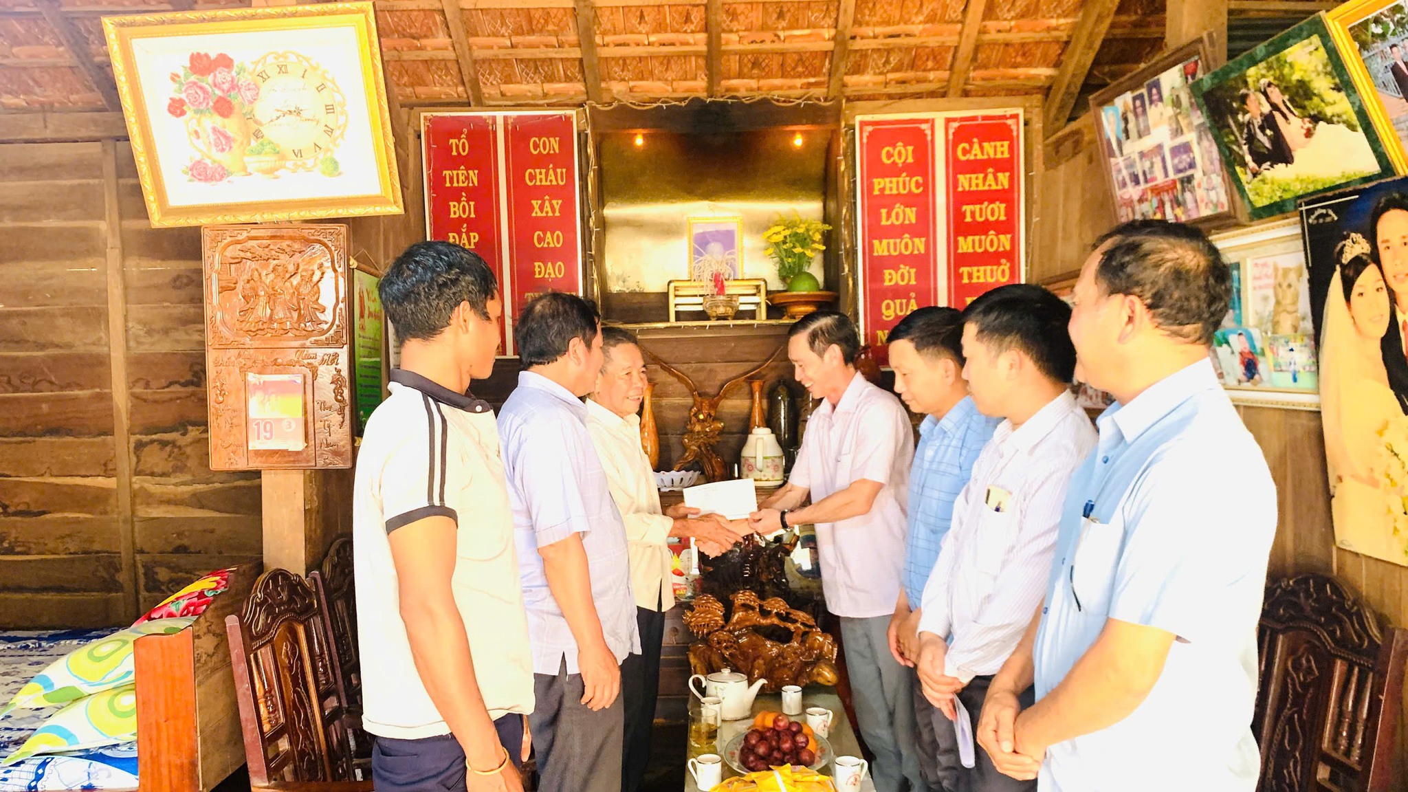 ĐỒNG CHÍ BÍ THƯ ĐẢNG UỶ XÃ ĐẾN THĂM, ĐỘNG VIÊN CÁC ĐẢNG VIÊN ỐM ĐAU, CÓ HOÀN CẢNH KHÓ KHĂN TRÊN ĐỊA BÀN