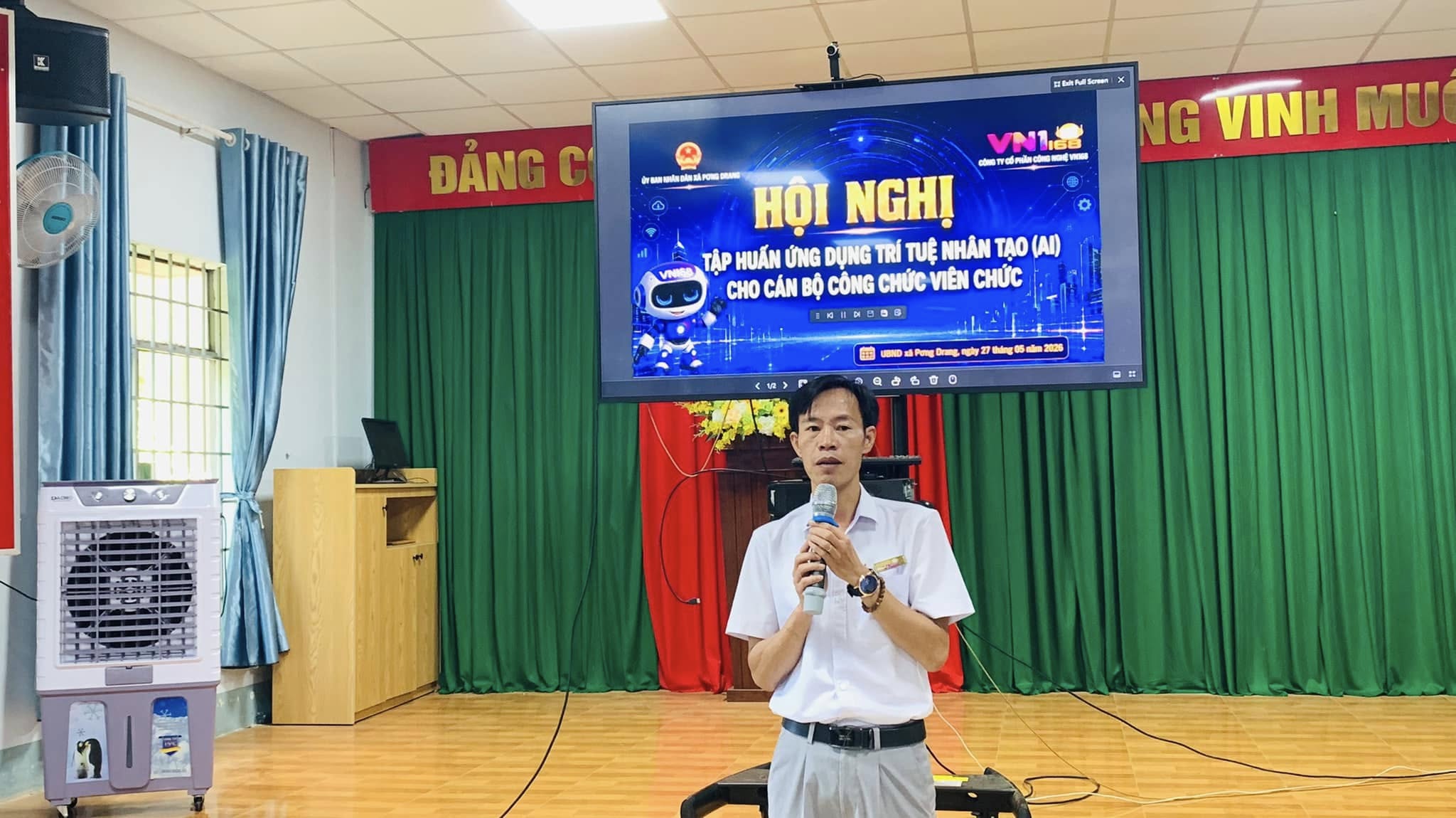 XÃ PƠNG DRANG TẬP HUẤN ỨNG DỤNG TRÍ TUỆ NHÂN TẠO (AI) CHO CÁN BỘ, CÔNG CHỨC, VIÊN CHỨC XÃ