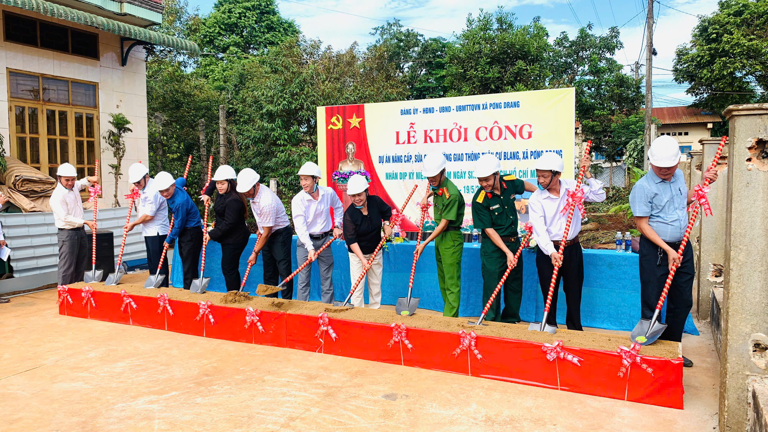 XÃ PƠNG DRANG KHỞI CÔNG CÔNG TRÌNH NÂNG CẤP, SỬA CHỮA ĐƯỜNG GIAO THÔNG TẠI THÔN CƯ BLANG
