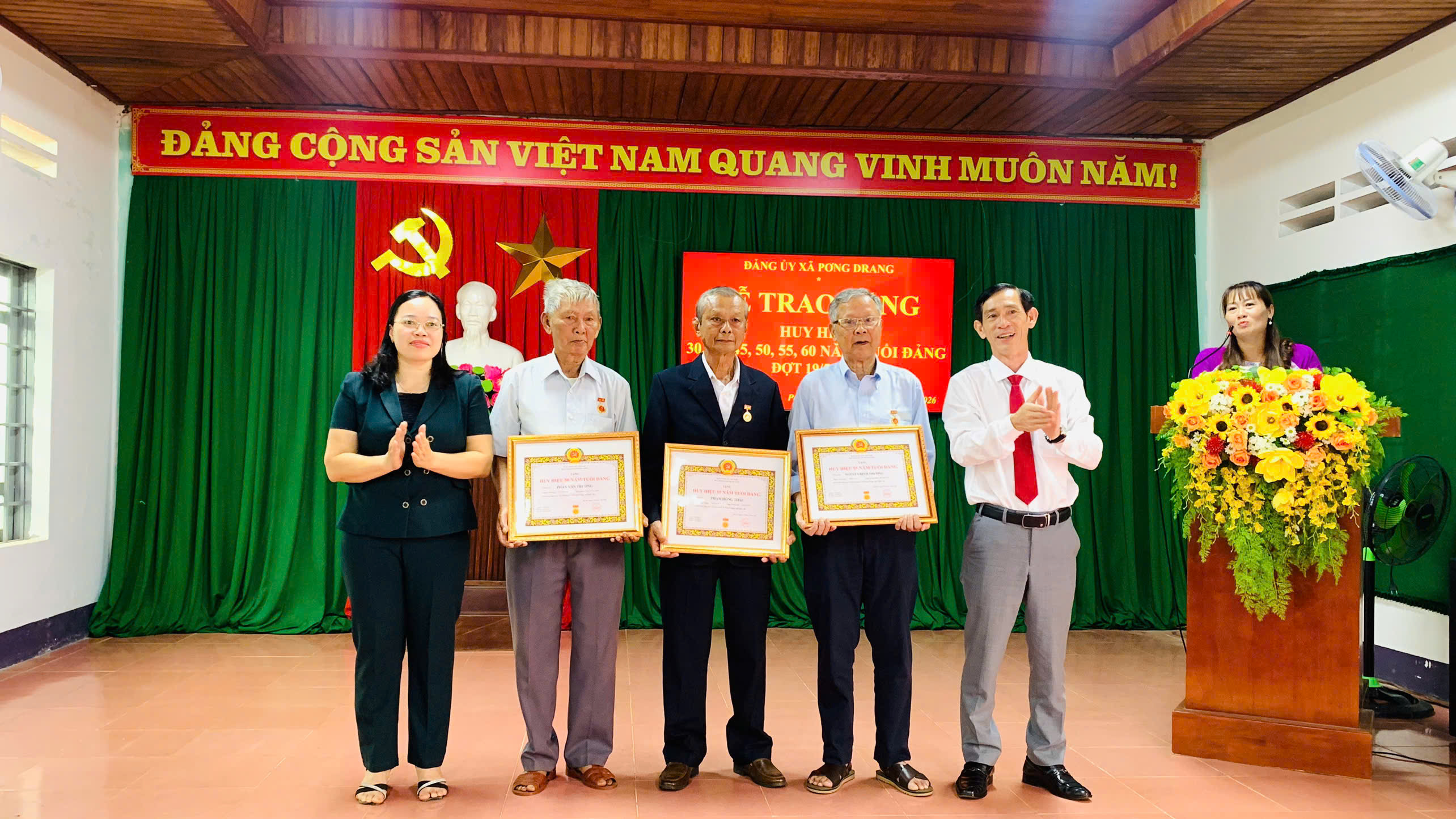 11 ĐẢNG VIÊN XÃ PƠNG DRANG VINH DỰ NHẬN HUY HIỆU ĐẢNG ĐỢT 19/5/2026