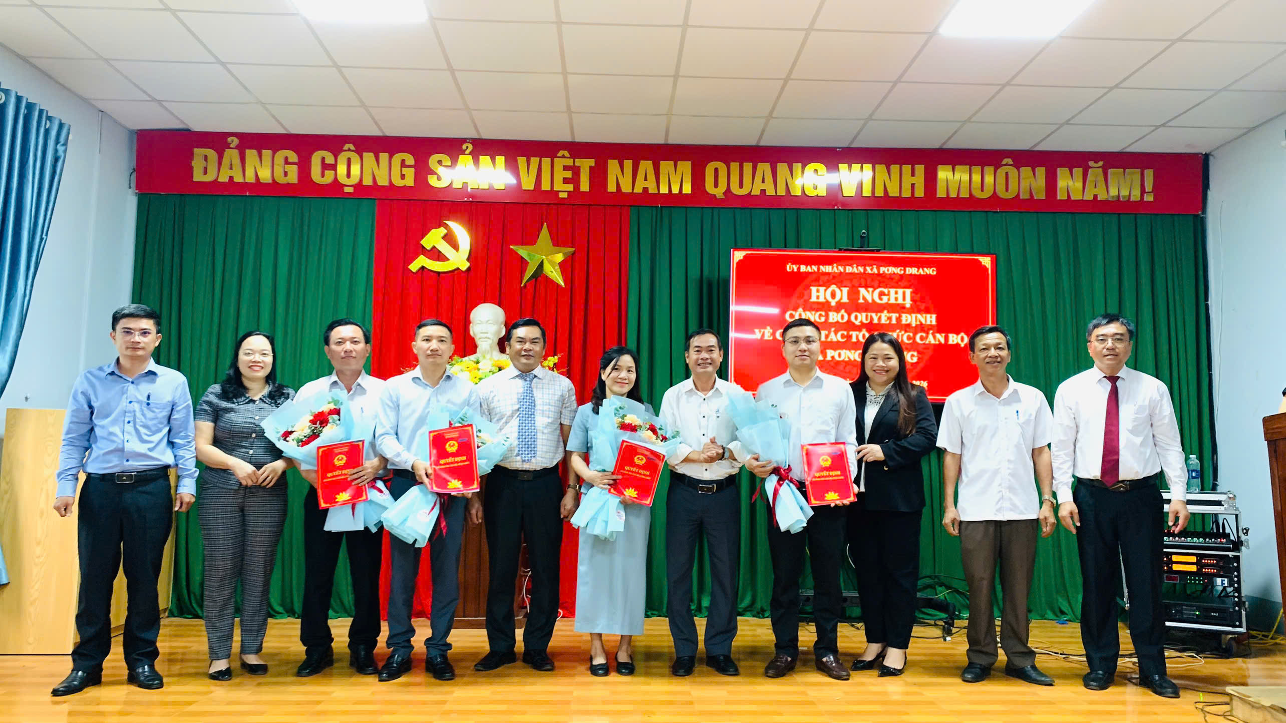 UBND XÃ PƠNG DRANG CÔNG BỐ CÁC QUYẾT ĐỊNH VỀ CÔNG TÁC CÁN BỘ