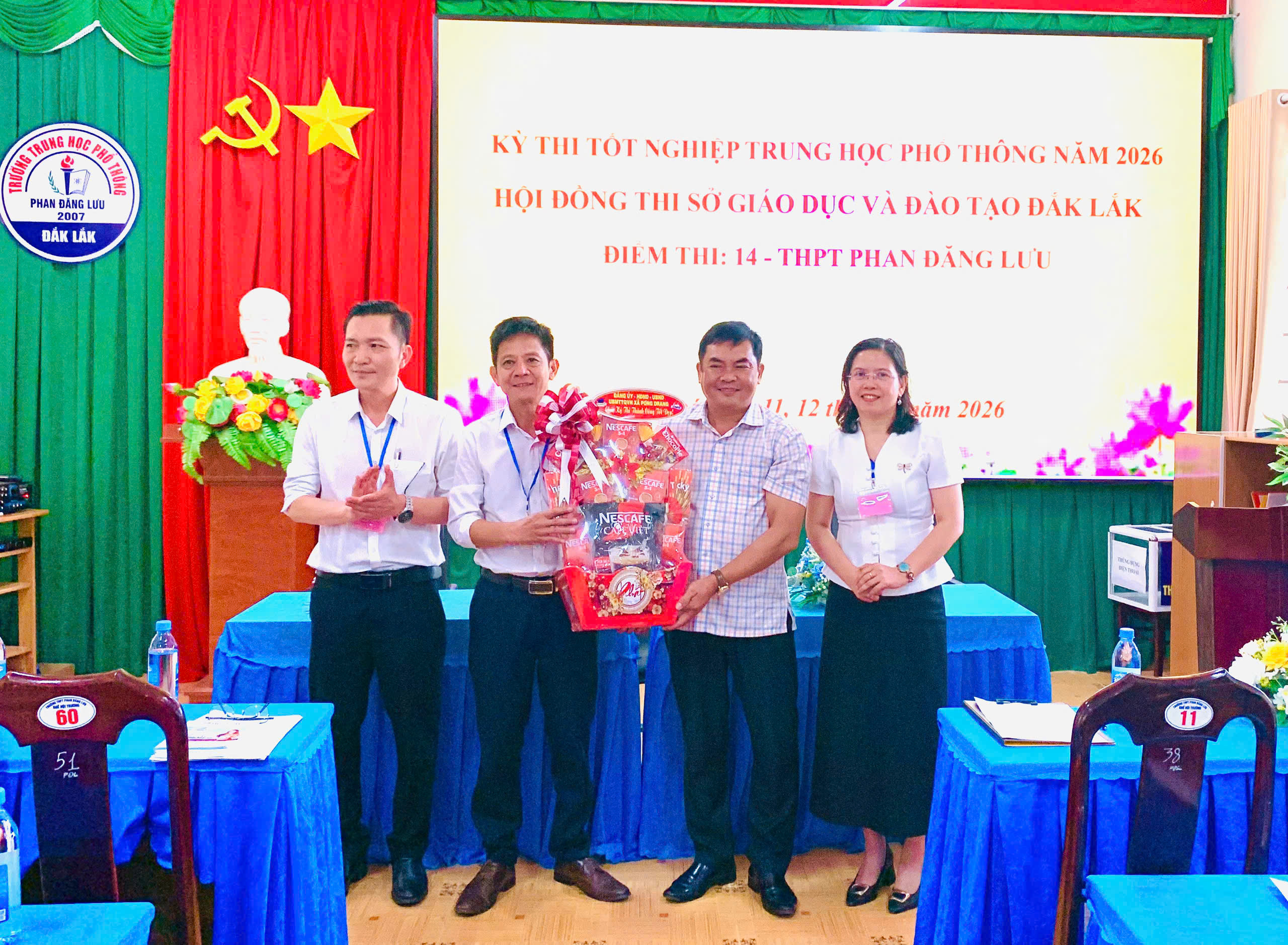LÃNH ĐẠO XÃ PƠNG DRANG THĂM VÀ TẶNG QUÀ HỘI ĐỒNG COI THI KỲ THI TỐT NGHIỆP THPT NĂM 2026 TẠI ĐIỂM THI TRƯỜNG THPT PHAN ĐĂNG LƯU