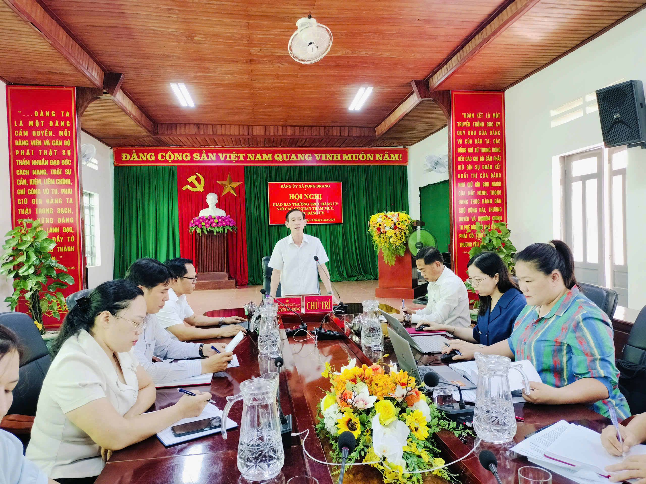 THƯỜNG TRỰC ĐẢNG ỦY XÃ PƠNG DRANG TỔ CHỨC HỘI NGHỊ GIAO BAN VỚI CÁC CƠ QUAN THAM MƯU, GIÚP VIỆC ĐẢNG ỦY