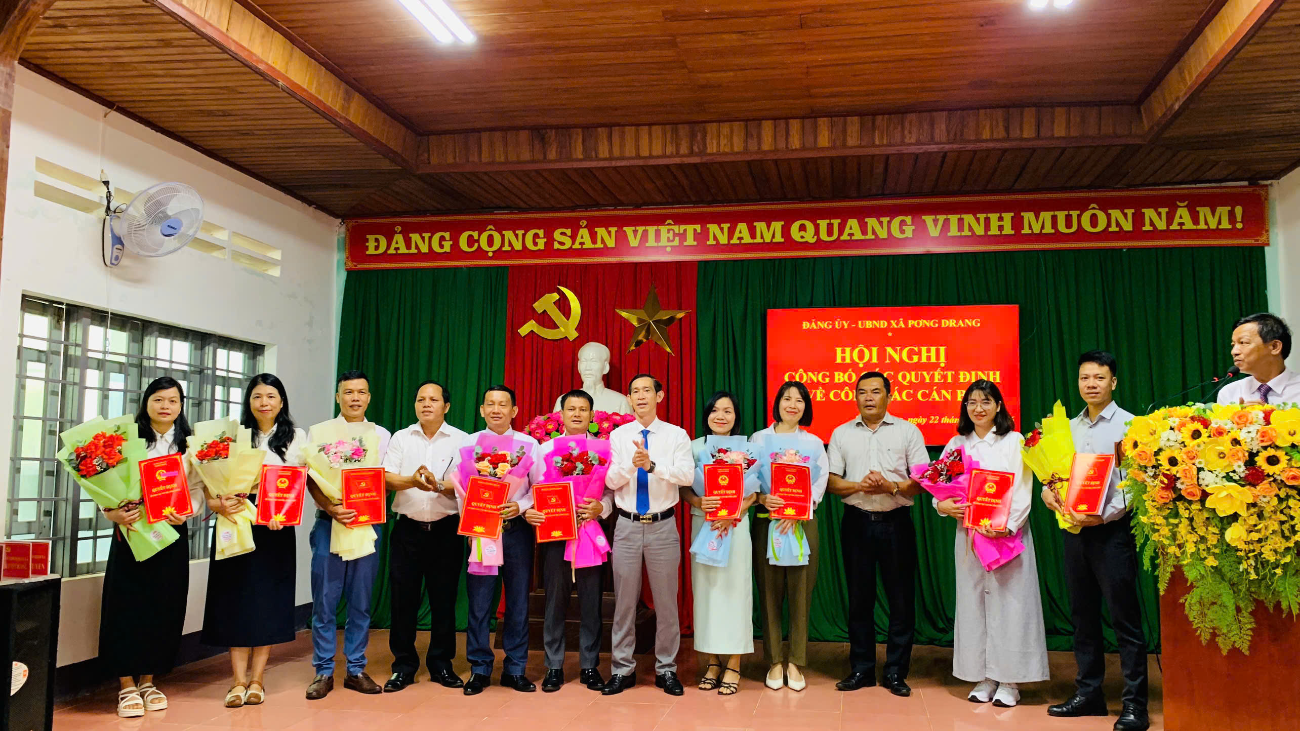 XÃ PƠNG DRANG CÔNG BỐ CÁC QUYẾT ĐỊNH VỀ CÔNG TÁC CÁN BỘ