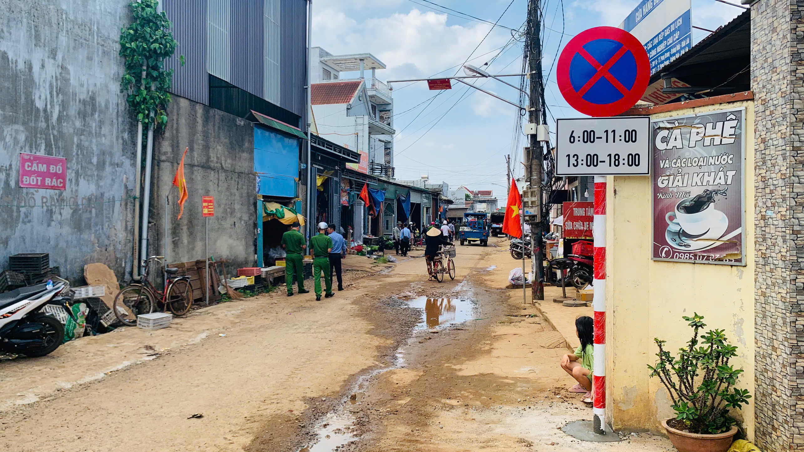XÃ PƠNG DRANG: SẼ XỬ LÝ NGHIÊM CÁC TRƯỜNG HỢP VI PHẠM SAU KHI HOÀN THÀNH CẮM BIỂN CẤM DỪNG XE, CẤM ĐỖ XE