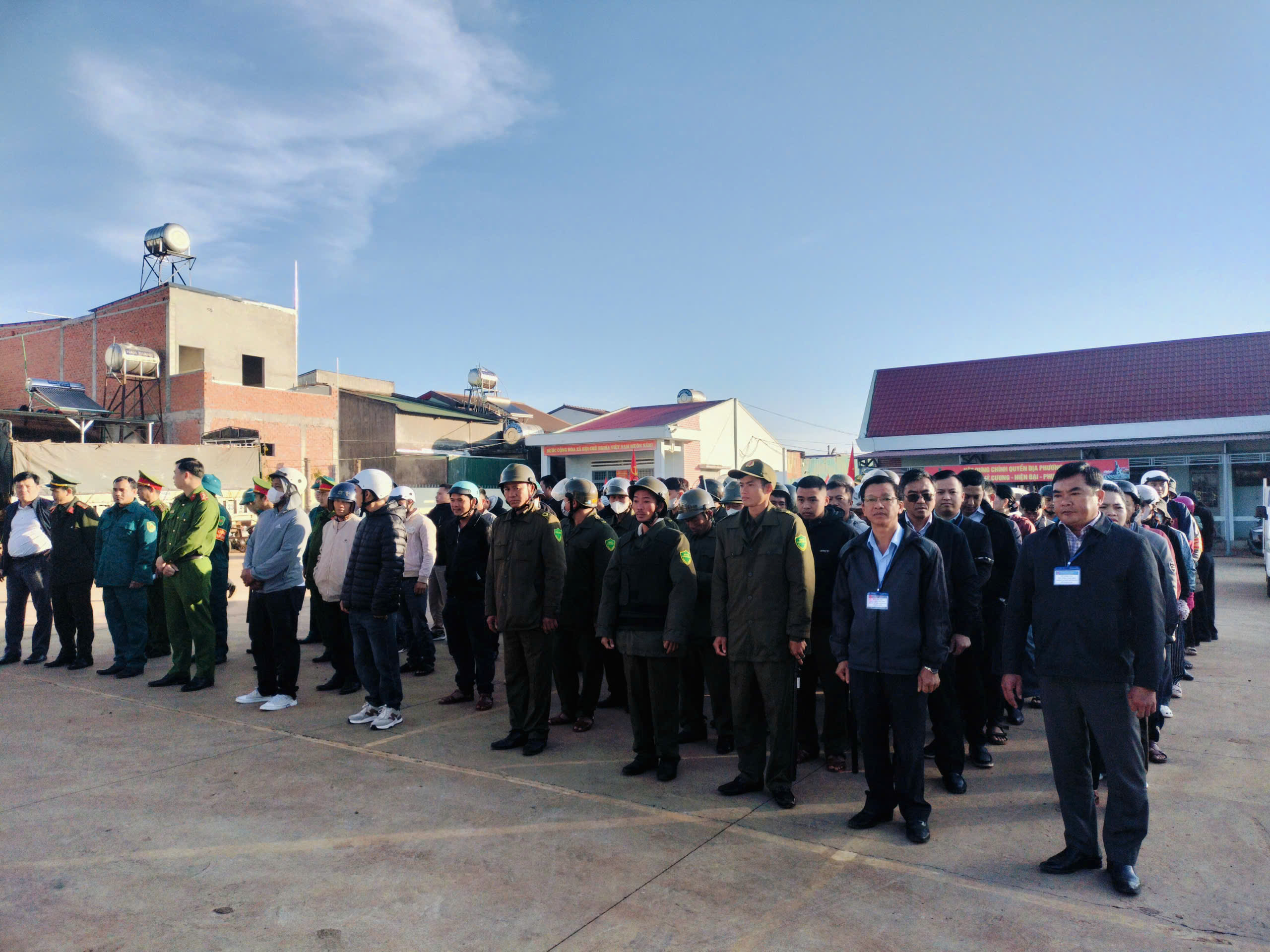 UBND XÃ PƠNG DRANG RA QUÂN GIẢI TOẢ HÀNH LANG ATGT VÀ XỬ LÝ CÁC ĐIỂM KINH DOANH TỰ PHÁT